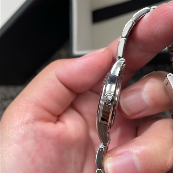 Gucci watch women’s. - Picture 3 of 11